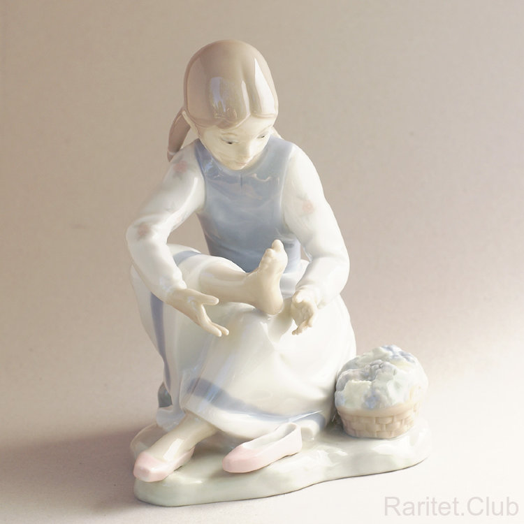 Статуэтка "Девочка, вытаскивающая занозу"