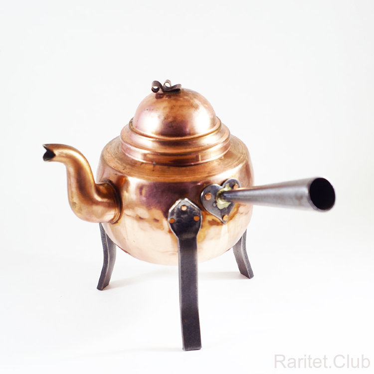 Чайник на чугунных ножках 1 литр. Чеканка.