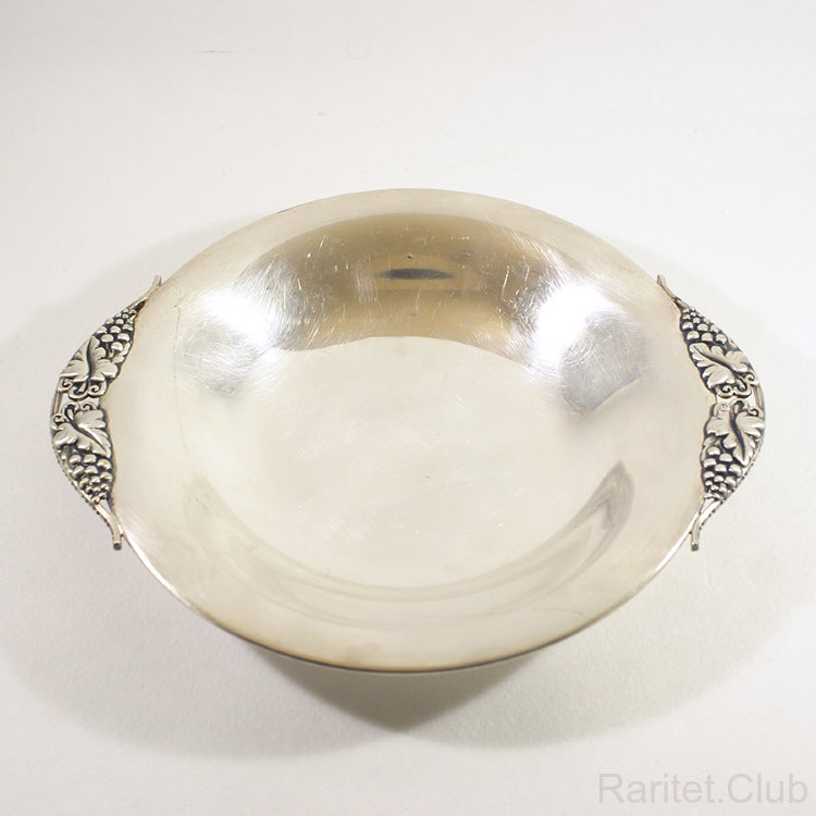 Тарелка с ручками в виде винограда