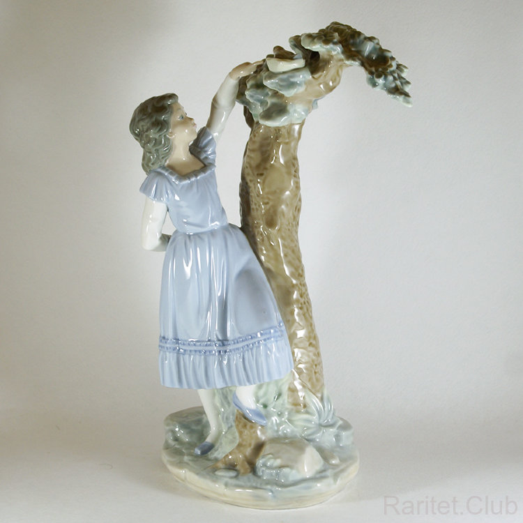 Статуэтка "Девочка, обнаружившая гнездо"