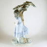 Статуэтка "Девочка, обнаружившая гнездо"