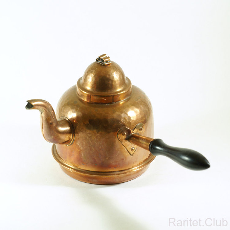 Чайник чеканка с деревянной ручкой
